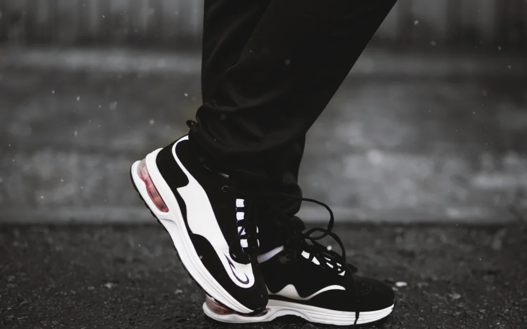 Zapatillas negras: 10 ideas de look para diario y fin de semana