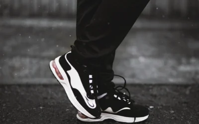Zapatillas negras: 10 ideas de look para diario y fin de semana